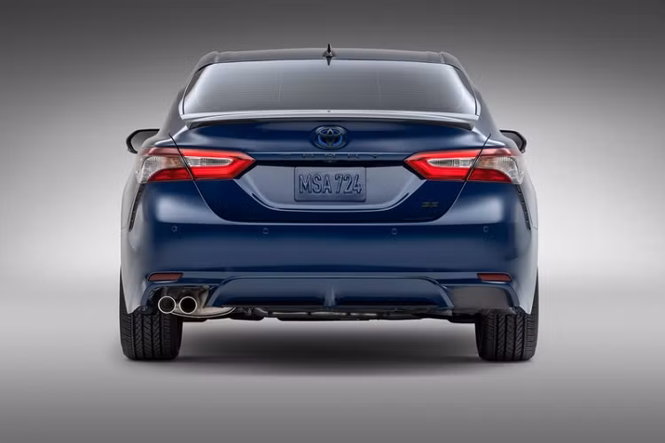 Chưa hết, Toyota Camry Nightshade Edition cũng sở hữu mặt ca-lăng phong cách TRD rõ nét, hệ thống treo thể thao, các logo màu đen, cánh gió sau và ốp gương cửa màu đen thể thao.