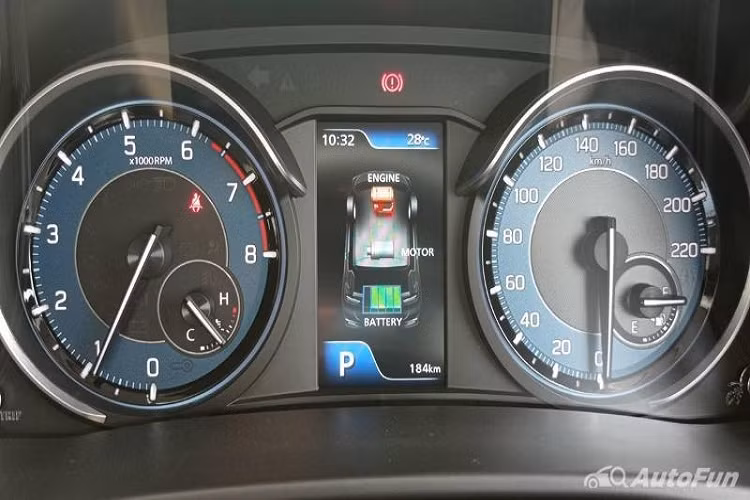 Phía sau mẫu xe này là cản sau ấn tượng hơn Suzuki Ertiga Hybrid 2022, tích hợp bộ khuếch tán gió. Cuối cùng là nẹp mạ crôm mới nằm sát kính sau. Cũng giống như ngoại thất, nội thất của Suzuki Ertiga Sport 2022 được thiết kế theo phong cách thể thao hơn nhờ chỉ khâu màu đỏ tương phản trên ghế và vô lăng. Ngoài ra, mẫu xe này còn có những chi tiết giả sợi carbon trên mặt táp-lô và mặt cửa.