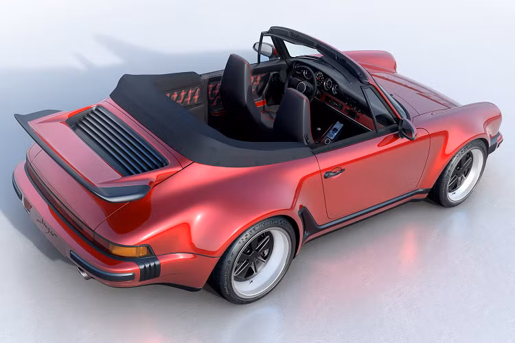 Tuy nhiên, việc sở hữu một chiếc 964 Cabriolet hoặc bất kỳ chiếc 911 nào của Singer thì có thể sẽ mất một thời gian khá dài. Singer cho biết số lượng đơn đặt hàng của họ đã đầy trong vài năm tới, và hiện tại không có đơn đặt hàng mới nào được chấp nhận.