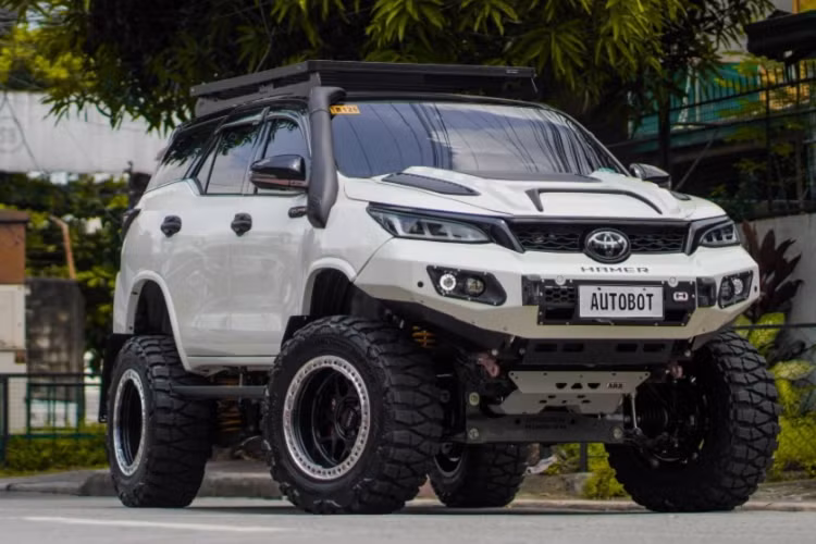 Chiếc SUV được thay đổi diện mạo, lột xác hoàn toàn với một hình ảnh hầm hố đầy cá tính. Mang tên "Project Albino", xe được xưởng Autobot Offroad PH ở Philippines độ lại dựa trên chiếc Toyota Fortuner GR-S 2022 mới.