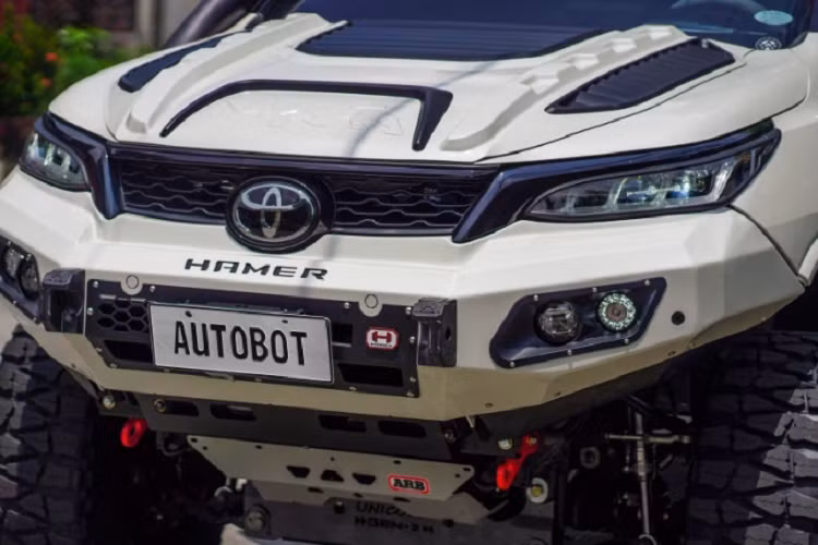 Ngoài việc sở hữu vẻ ngoài không giống Fortuner, xe cũng thay đổi nhiều chi tiết để mang lại cảm giác hầm hố, hung hãn hơn.