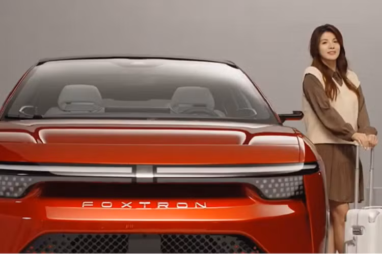 Được biết, Foxconn đã lên kế hoạch bắt đầu sản xuất ô tô điện vào năm 2023 ở nhà máy tại Trung Quốc. Sang năm 2024, Foxconn tiếp tục sản xuất xe ở nhà máy mà tập đoàn này mua lại của Lordstown GM, đặt tại bang Ohio, Mỹ. Nhà máy này có công suất thiết kế là 500.000 xe/năm. Tương tự mảng điện thoại, Foxconn không chỉ sản xuất ô tô điện của thương hiệu con Foxtron mà còn lắp ráp cả xe cho những bên thứ 3 không có nhà máy.