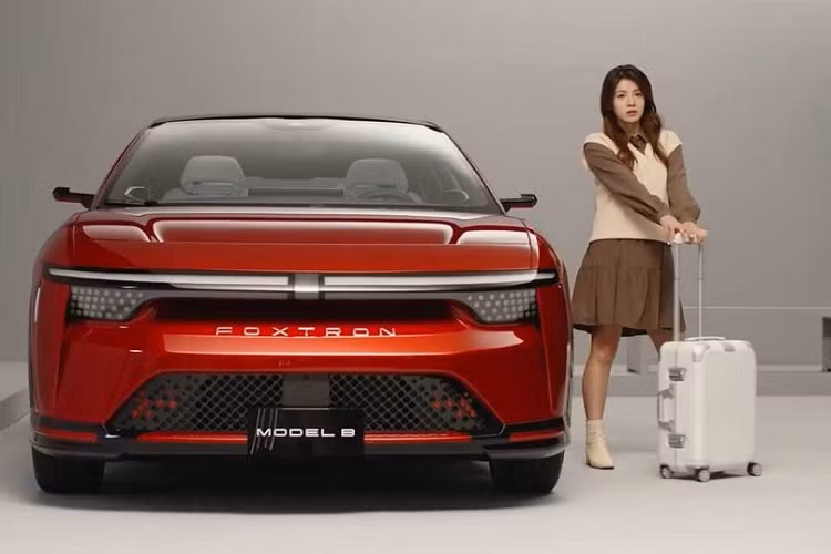 Hiện chưa có hình ảnh nội thất của Foxtron Model B. Tuy nhiên, mẫu xe điện này hứa hẹn sẽ mang đến không gian nội thất và khoang hành lý rộng rãi cho người dùng. mẫu xe điện Foxtron Model B dự kiến sẽ được phát triển dựa trên cơ sở gầm bệ Mobility in Harmony (MiH) dạng mô-đun dành riêng cho ô tô điện của Foxconn. 