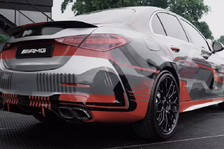 Có thể thấy Mercedes-AMG C63 2023 thể thao sở hữu các hốc gió lớn hơn, thân xe rộng hơn, mâm xe đa chấu 20 inch thiết kế mới với phanh lớn hơn, ống xả kép hình chữ nhật, cản trước / sau mạnh mẽ hơn và cánh gió lớn hơn.