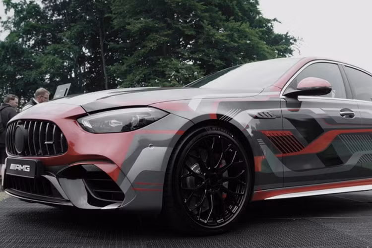 Được biết, Mercedes-AMG C63 thế hệ mới sẽ không dùng động cơ V8 nữa, mà thay bằng động cơ tăng áp 4 xi-lanh kết hợp động cơ điện, cho tổng công suất 671 mã lực và mô-men xoắn cực đại 750 Nm, tăng 168 mã lực và 50 Nm so với cỗ máy tăng áp kép V8 4.0L của C63 S.