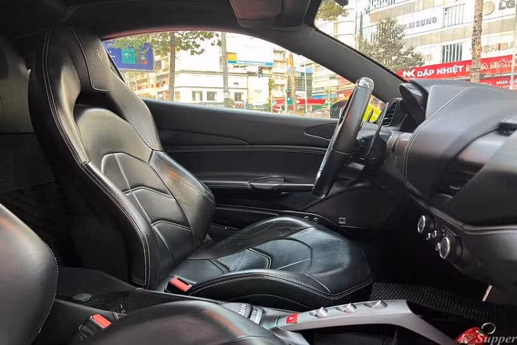 Hiện chưa rõ mức giá xe Ferrari 488 GTB đang định cư ở Buôn Ma Thuột, tỉnh Đắk Lắk,chỉ biết rằng, giá xe Ferrari phiên bản 488 GTB lúc mới về nước trên 16 tỷ đồng chưa bao gồm các chi phí đăng ký biển số hay đăng kiểm.