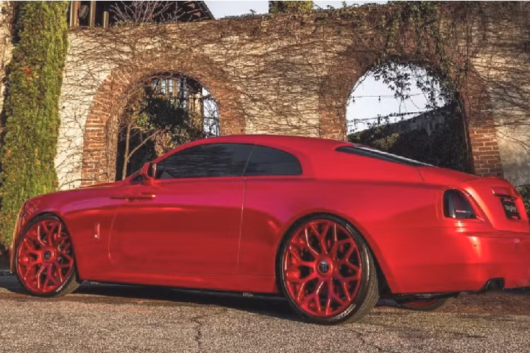 Điều này có nghĩa là Mansory chưa thực hiện bất kỳ sửa đổi hay nâng cấp nào trên khối động cơ nguyên bản của Wraith.