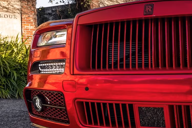 Trái ngược với sự nổi bật của ngoại thất, khoang lái chiếc Rolls-Royce Wraith này dù có tông màu đỏ chủ đạo tương tự nhưng lại thể hiện sự kín đáo và lịch lãm hơn. Khoang cabin này không được điều chỉnh quá nhiều, ngoại trừ tấm thảm trải sàn mới với logo Mansory thêu nổi.