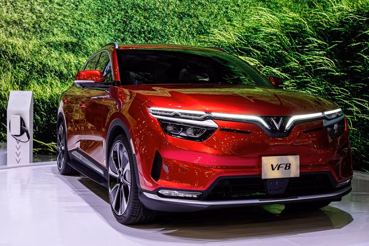 Trong khi mẫu xe ôtô điện hạng D - VinFast VF8 sẽ có giá bán từ 1,057 triệu đồng tại thị trường Việt Nam, chưa bao gồm gói hỗ trợ người lái ADAS và Smart Service (giá 132 triệu đồng). Nhìn chung giá xe VinFast VF9 và VF8 rất cạnh tranh với các đối thủ dùng động cơ đốt trong cùng phân khúc. 