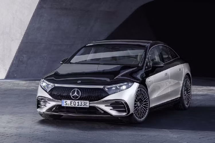 Trước đây, Mercedes-Benz EQS vốn từng được coi là một phiên bản điện hoá của dòng S-Class nhưng thực tế lại cho thấy, đây là một mẫu xe hoàn toàn khác biệt về mọi thứ từ thiết kế tới khung gầm,... . Thậm chí, nó còn có phần đẳng cấp hơn hẳn S-Class. Dựa trên những thông tin được đăng tải trên trang chủ của Mercedes-Benz Việt Nam, dòng xe EQS có thể được phân phối với 2 phiên bản là EQS 450+ và EQS 580 4Matic.