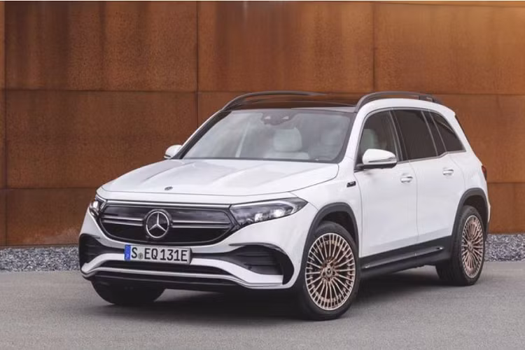 Cả 2 phiên bản EQS 450+ và EQS 580 4Matic có thể tăng tốc từ 0 - 100 km/h lần lượt trong 6,2 và 4,3 giây. Vận tốc giới hạn của EQS dừng lại ở mức 210 km/h và khả năng di chuyển tối đa phạm vi 770 km trong một lần sạc đầy. Bên cạnh mẫu sedan điện EQS, Mercedes-Benz Việt Nam cũng đã có thông tin về EQB, mẫu SUV 7 chỗ thuần điện tương đương với dòng GLB dùng động cơ đốt trong.