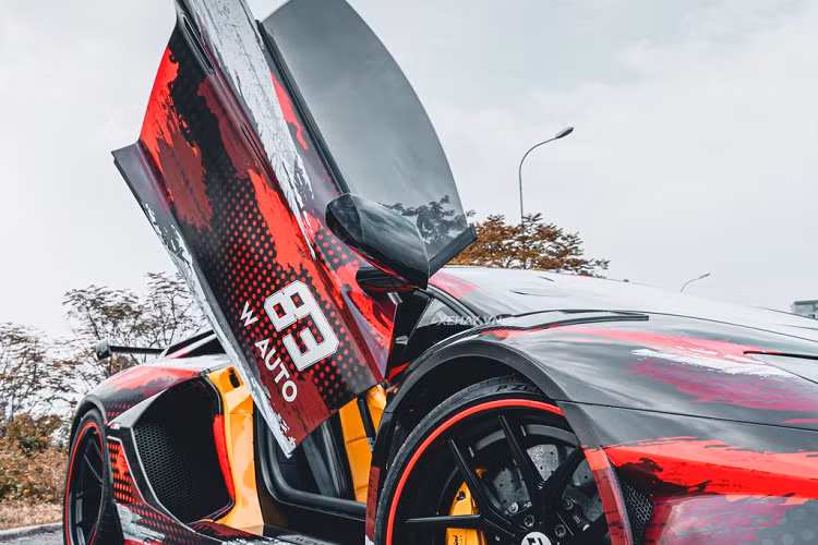 Bên cạnh đó, xe còn được trang bị nhiều chi tiết bằng carbon như cản trước pha trộn giữa Aventador SV và SVJ, các khe gió trên vòm bánh xe được mở rộng và bộ ốp sườn hầm hố.