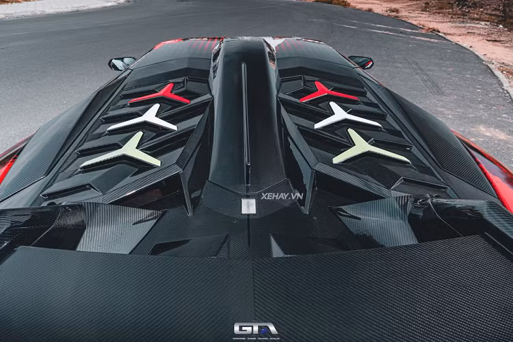 Siêu xe còn có nắp ca-pô sợi carbon với hai hốc gió tương tự chiếc Centenario. Bộ mâm nguyên bản đã được thay bằng loại 5 chấu kép sơn đen của Duke Dynamics, đi kèm kẹp phanh màu vàng tạo điểm nhấn.