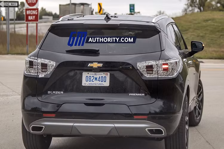 Lần đầu trình làng thị trường Mỹ vào năm 2018, Chevrolet Blazer được định vị ở phân khúc SUV cỡ vừa với chiều dài trục cơ sở 2.863mm và cấu hình khoang nội thất 5 chỗ ngồi.