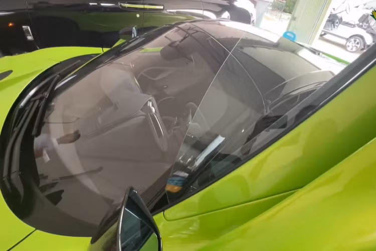 Xe tăng tốc từ vị trí xuất phát lên 100 km/h chỉ trong thời gian 2,8 giây trước khi đạt vận tốc tối đa 330 km/h.