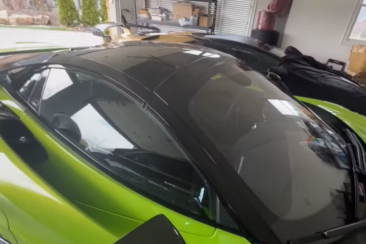 Trưởng nhóm Gia Lai Team vẫn quyết định chọn màu sơn xanh neon cho chiếc xe McLaren 765LT Spider này nhưng theo anh chia sẻ màu sắc ấn tượng hơn. Số thứ tự của chiếc xe McLaren 765LT Spider này là 621 trên tổng số 765 chiếc xe mui trần của McLaren 765LT được sản xuất.