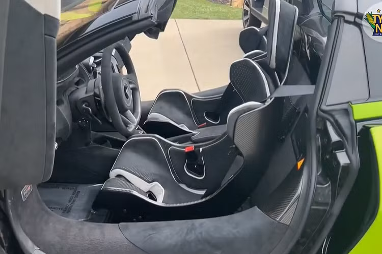 Hiện chưa rõ có đại gia Việt nào lên phương án mang siêu xe mui trần McLaren 765LT Spider về nước hay chưa. Được biết, các đại gia châu Á như Hồng Kông, Trung Quốc hay Hàn Quốc phải bỏ ra số tiền hơn 19 tỷ đồng để sở hữu phiên bản mui trần của McLaren 765LT.