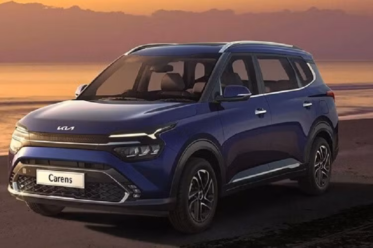 Trong đó, động cơ xăng 1.5L cho công suất 115 mã lực, động cơ 1.4L tăng áp có công suất 140 mã lực, còn máy diesel có công suất 115 mã lực. Hộp số có thể là tự động 6 cấp, tự động vô cấp (CVT), tự động 7 cấp hoặc số sàn 6 cấp. Giá xe Kia Carens 2023 dao động từ 750 – 850 triệu đồng.
