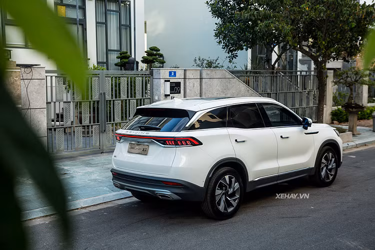 Mẫu xe Trung Quốc Beijing X7 lần đầu ra mắt người tiêu dùng Việt vào khoảng tháng 10/2020. Với mức giá thành thấp hơn hẳn các đối thủ cùng phân khúc, ngoại hình đẹp, trang bị hiện đại, mẫu xe này nhanh chóng thu hút được sự chú ý của khách hàng.