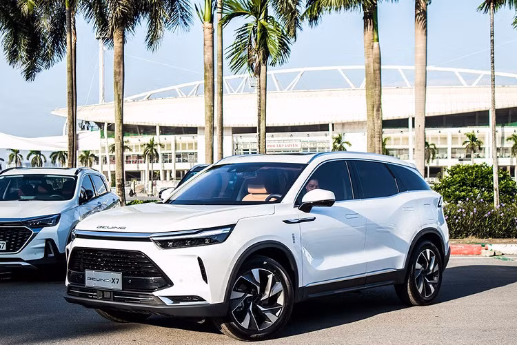 Các trang bị có thể kể đến như ghế bọc da, hàng ghế đầu chỉnh điện, nhớ vị trí ghế lái, ghế lái tự động lùi khi tắt động cơ, sưởi/thông gió cả hai hàng ghế, cửa sổ trời toàn cảnh, màn hình kép có độ phân giải cao, trợ lý ảo.