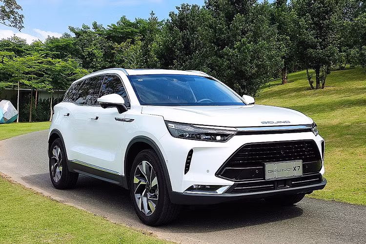 Thậm chí, mẫu SUV của BAIC còn nhiều lần rơi vào tình trạng “cháy hàng” do nhu cầu của người tiêu dùng vượt quá khả năng cung ứng. Là mẫu xe có giá khá mềm, nhưng Bejing X7 lại sở hữu nhiều điểm mạnh ở trang bị nội thất. Khoang cabin của xe rộng rãi, thoải mái, tiện nghi.