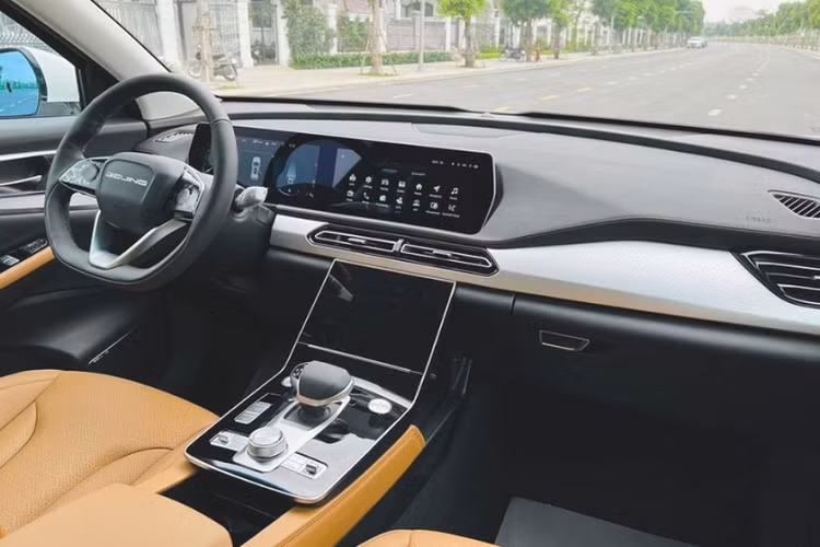 Hiện tại, ở phân khúc này đang có rất nhiều cái tên “sừng sỏ” như Mazda CX-5, Hyundai Tucson hay Kia Sportage. Tuy nhiên, giá bán từ 608 - 758 của Bejing X7 lại rất hấp dẫn, thậm chí còn ngang ngửa với những xe thuộc phân khúc SUV cỡ B như Kia Seltos và Hyundai Creta.