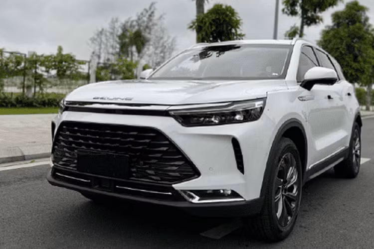 Beijing X7 được trang bị động cơ xăng 4 xy-lanh dung tích 1.5L cho công suất tối đa 185 mã lực và lực mô-men xoắn cực đại 275 Nm. Động cơ này do BAIC tự sản xuất và đi kèm hộp số tự động ly hợp kép 7 cấp và hệ dẫn động cầu trước.