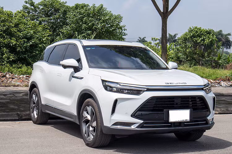 Bên cạnh đó, mẫu xe đến từ đất nước tỷ dân còn sở hữu nhiều tính năng thông minh hỗ trợ người lái như cảnh báo quá tốc độ, camera 360 độ hiển thị 3D, nhận dạng đối tượng động tốc độ thấp, cảnh báo chệch làn, hỗ trợ giữ làn, đèn pha thông minh, cảnh báo điểm mù, ga tự động thích ứng, hỗ trợ lái xe khi tắc đường và giảm thiểu va chạm