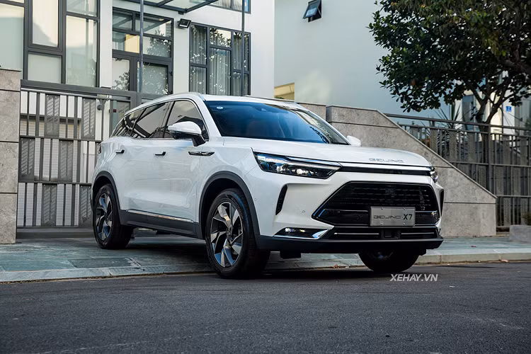 Beijing X7 2023 mới sẽ có 3 tùy chọn màu sắc: Trắng, Đen và Titan. Thời gian giao xe dự kiến là đầu năm 2023.Trước đó vào năm 2020, lần đầu tiên chào sân Việt Nam, chiếc CUV được ra mắt với 3 phiên bản, nhưng sau đó đại lý chỉ phân phối duy nhất phiên bản Premium.