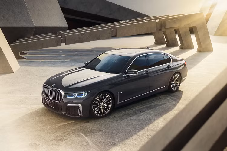 Mức giá xe BMW 7-Series 2023 tại thị trường Đức là từ 110.500 USD (khoảng 2,67 tỷ đồng) cho bản 740d xDrive, 120.000 USD (khoảng 2,88 tỷ đồng) cho bản 750e xDrive và 140.000 USD (khoảng 3,36 tỷ đồng) đối với phiên bản M760e xDrive.