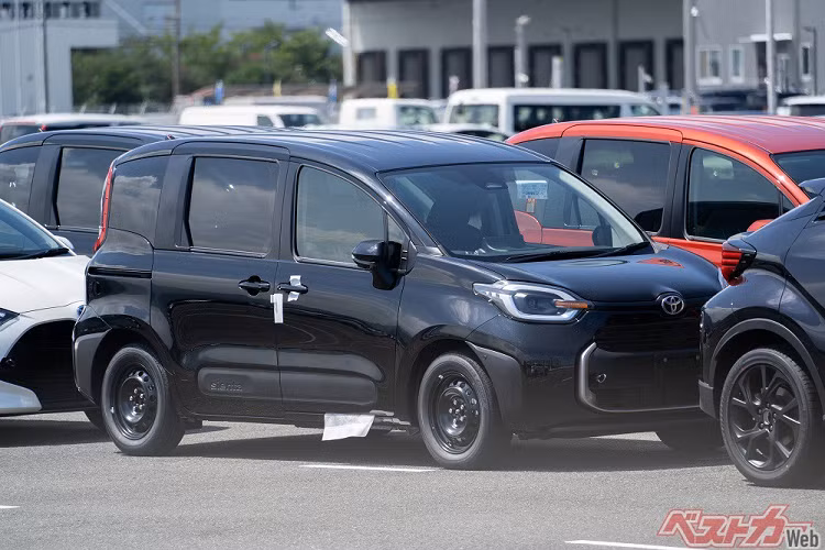 Toyota Sienta 2023 bản cao cấp còn có công nghệ camera 360 độ, hiển thị cả khu vực bên dưới gầm xe. Trang bị này nằm trong gói công nghệ Toyota Teammate Advanced Park.
