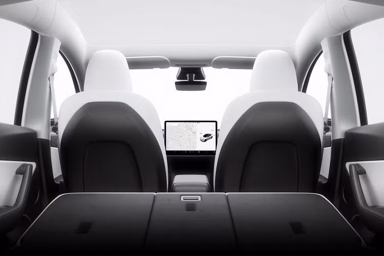Vì là xe SUV nên Tesla Model Y có khoang hành lý phía sau khá rộng với thể tích 971 lít. Nếu ghế sau gập xuống, con số này sẽ tăng lên 2.158 lít. Ngoài ra, xe còn có thêm ngăn chứa đồ 117 lít bên dưới nắp ca-pô. Bên trong Model Y, hãng Tesla cũng bố trí màn hình cảm ứng trung tâm cỡ lớn với kích thước 15 inch.