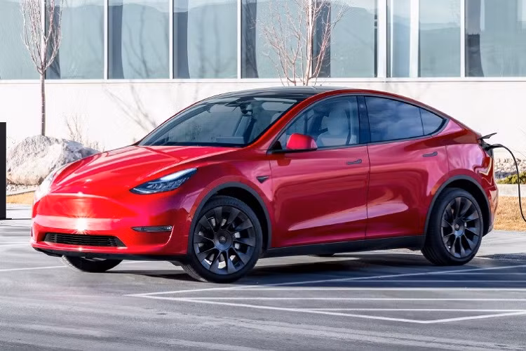 Ngày 7/12/2022 vừa qua, hãng Tesla đã tổ chức sự kiện ra mắt thị trường Thái Lan với 2 mẫu ôtô điện là Model 3 và Model Y. Nếu như Model 3 thuộc phân khúc sedan hạng trung thì Tesla Model Y 2022 mới lại là SUV cỡ D, tương tự VinFast VF8 tại Việt Nam.