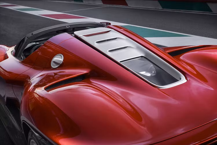 Những chiếc Sports Prototype 1960s cũng truyền cảm hứng cho quyết định táo bạo khi thiết kế xe với phần thân kiểu “Targa” và mui cứng tháo rời được. Từ đó, Daytona SP3 đem đến cho người lái cảm giác phấn khích độc đáo kết hợp cùng tính khả dụng tuyệt vời.