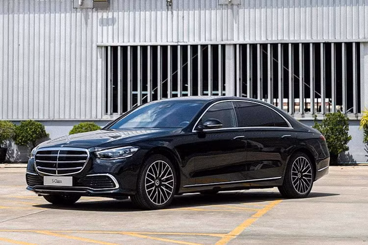 Tương tự như thị trường Việt, phiên bản S450 4MATIC Long Wheelbase lắp ráp Thái Lan sử dụng chung động cơ Xăng 6cyl thẳng hàng (I6), dung tích 3.0L tăng áp, tích hợp hệ truyền động mild-hybrid MHEV (EQ Boost), mã M256, cho công suất kết hợp đạt 367 mã lực và mô-men xoắn cực đại 500Nm. Tuy nhiên, xe dùng hệ dẫn động bốn bánh (4MATIC), thay vì dẫn động cầu sau (RWD) thông qua hộp số tự động 9 cấp (9AT).