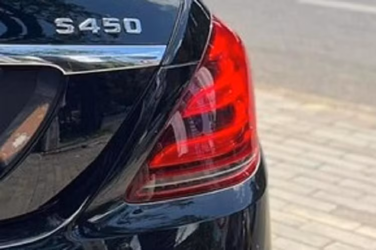 Nhìn bên ngoài xe Mercedes-Maybach S450 Pullman sẽ thấy ngay sự khác biệt so với bản tiêu chuẩn khi xe có thiết kế 3 khoang, rất đẳng cấp và nổi bật. Nhiều người cũng có thể xem Mercedes-Maybach S450 Pullman chính là hiện thân của Maybach 62S đình đám một thời.