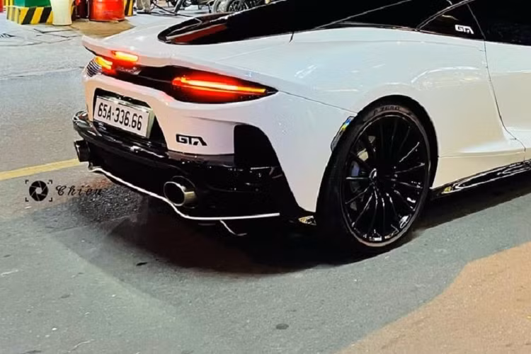 "Trái tim" trên chiếc xe sang Mercedes-Benz S450L Luxury biển tam hoa 8 của cô gái 9X ở Cần Thơ chính là khối động cơ xăng V6, dung tích 3.0 lít, sản sinh công suất tối đa 270 mã lực tại dải tua máy 5.500 - 6.000 vòng/phút cùng mô-men xoắn cực đại 500 Nm tại dải tua máy 1.800 - 4.500 vòng/phút. Động cơ này kết hợp với hộp số tự động 9 cấp 9G-Tronic và hệ dẫn động cầu sau, nhờ đó, chiếc xe sang Mercedes-Benz S450 có thể tăng tốc từ vị trí xuất phát lên 100 km/h trong thời gian 5,4 giây trước khi đạt vận tốc tối đa 250 km/h.