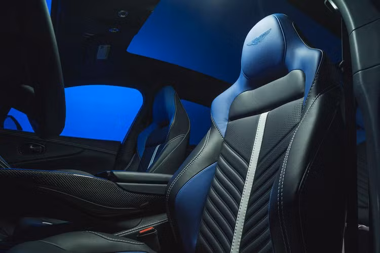 So với DBX tiêu chuẩn, Aston Martin DBX707 còn được nâng cấp khung gầm để có động lực lái cao hơn. Danh sách các tinh chỉnh gồm có hệ thống treo khí nén ba buồng thích ứng mới, lò xo giảm xóc/hệ thống đánh lái/điện tử được tinh chỉnh lại.