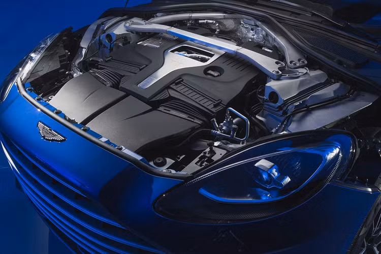 Đúng như lời giới thiệu của nhà sản xuất, Aston Martin DBX707 chính xác là chiếc SUV hạng sang mạnh nhất thế giới với công suất 697 mã lực, mô-men xoắn 900 Nm đạt được từ động cơ V8 4.0L tăng áp kép tinh chỉnh. Động cơ này đi kèm hộp số ly hợp ướt 9 cấp mới cho phép sang số nhanh hơn.