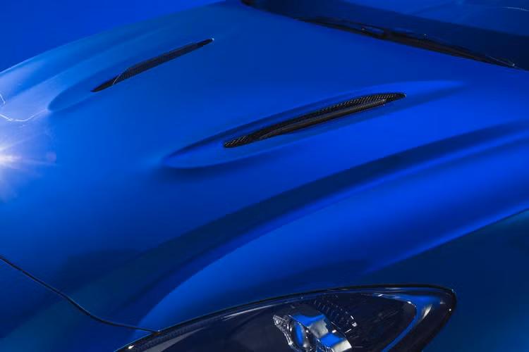 Chưa hết, hệ dẫn động 4 bánh trên Aston Martin DBX707 cũng được tinh chỉnh và bộ vi sai hạn chế trượt nâng cấp. Nhờ đó, chiếc SUV hạng sang có thể tăng tốc 0-100 km/h trong 3,2 giây trước khi đạt tốc độ tối đa 310 km/h, “vượt mặt” cả đối thủ Bentley Bentayga Speed có tốc độ tối đa 306 km/h.