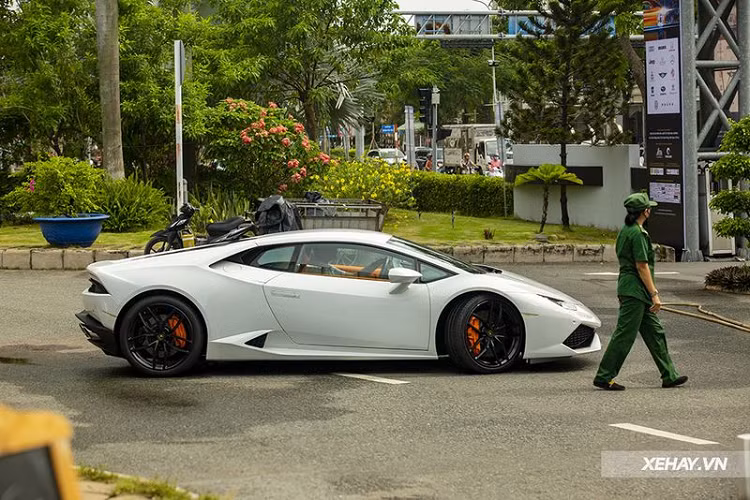 Được biết, nội thất của “siêu bò” Huracan LP610-4 này mới được đổi từ màu nâu sang màu cam vô cùng nổi bật.