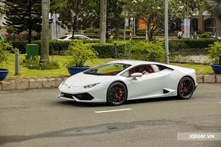 Tính đến thời điểm hiện tại, số lượng Lamborghini Huracan tại Việt Nam có khoảng 15 chiếc. Tuy nhiên, chỉ có duy nhất 1 chiếc chính hãng có màu sơn trắng ở ngoại thất.