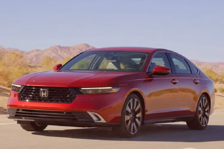 Khi mua Honda Accord 2023, khách hàng Mỹ có thể chọn 1 trong 2 loại động cơ. Đầu tiên là động cơ xăng 4 xi-lanh, tăng áp, dung tích 1.5L, tạo ra công suất tối đa 192 mã lực và mô-men xoắn cực đại 260 Nm như cũ, kết hợp với hộp số biến thiên vô cấp CVT nâng cấp. Động cơ này đã được cải tiến công nghệ đóng/mở van biến thiên VTEC, hệ thống phun xăng trực tiếp, bộ trung hòa khí thải, trục khuỷu và máng dầu để giảm tiếng ồn động cơ.