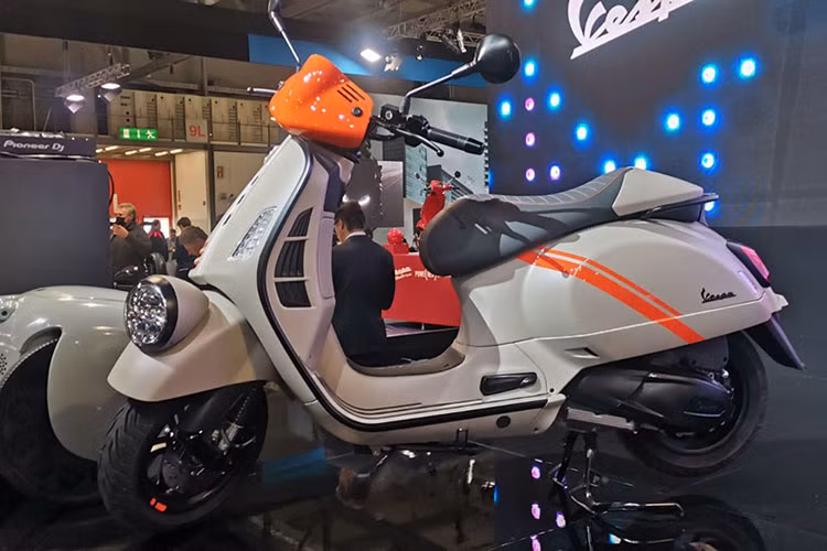 Chi tiết yên solo kiểu cổ điển vẫn là điểm nhấn nổi bật của Vespa GTV 2023. Mặc dù những mẫu xe ga này mới được ra mắt tại thị trường quốc tế nhưng những người đam mê Vespa rất kỳ vọng xe cũng sẽ sớm trình làng ở Việt Nam trong năm 2023 tới. Hiện một số mẫu xe như Vespa GT hay Vespa Primavera vẫn đang được lắp ráp tại Việt Nam.