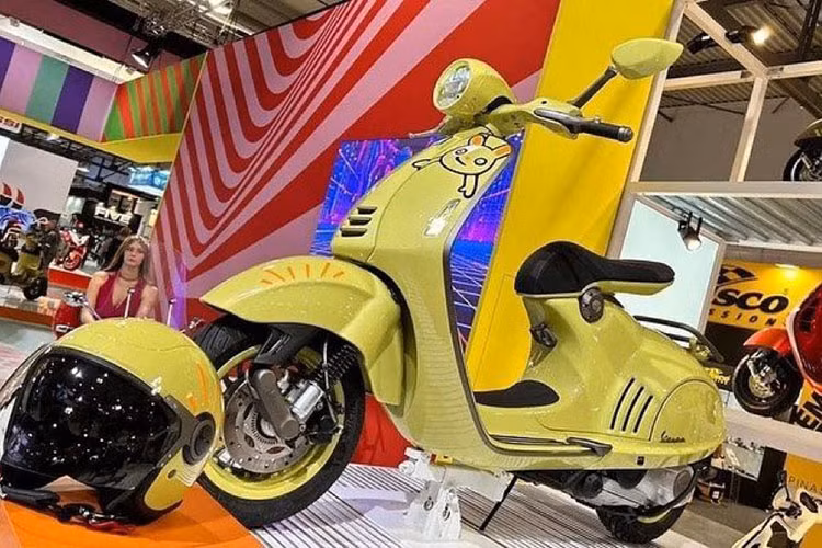 Tâm điểm thu hút sự quan tâm của báo giới chính là chiếc Vespa 946 10th Anniversario. Đây là phiên bản kỷ niệm 10 năm ra mắt của mẫu xe tay ga đắt tiền này.