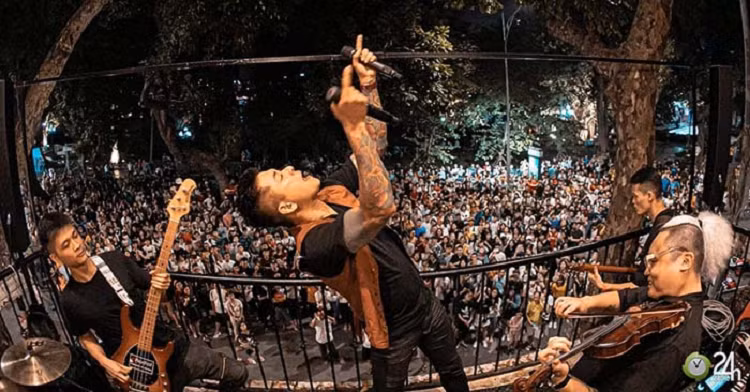 Tuấn Hưng lại gây “náo loạn”, cả ngàn người kéo đến trước nhà phố cổ Tuan Hung lai gay “nao loan”, ca ngan nguoi keo den truoc nha pho co