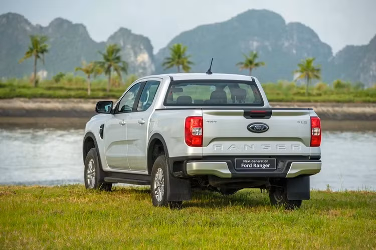 Ford Ranger 2023 bản XLS 4x4 AT sẽ có lót thùng xe tùy chọn khi mua tại đại lý. Phần thùng xe của phiên bản này vẫn giữ nguyên các tiện ích trên Ranger 2023 như vạch đo chiều dài, nơi gắn kẹp cố định đồ vật, bệ bước hông để lên thùng sau,...