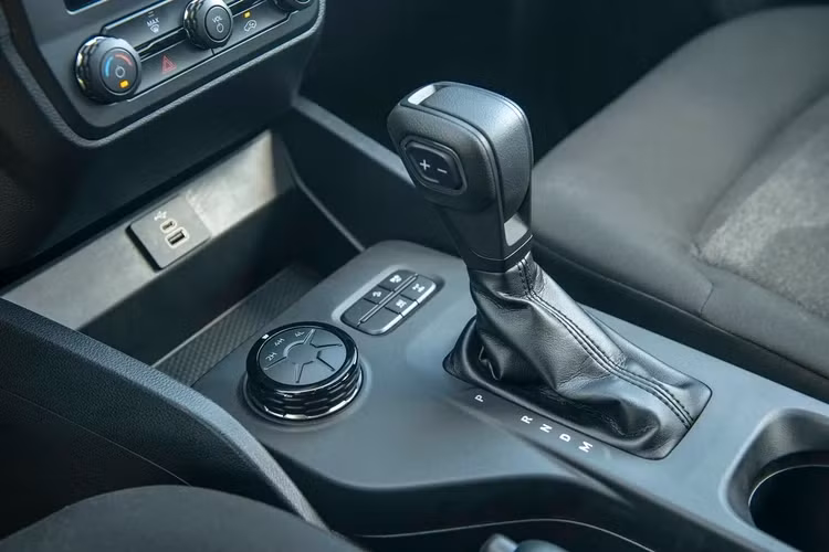 Nếu so XLS 4x4 AT với bản cao hơn 74 triệu đồng là XLT 4x4 AT thì bản XLT có thêm các trang bị như đèn pha/đèn DRL LED, lưới tản nhiệt đẹp hơn, mâm xe lớn hơn (17 inch so với 16 inch của XLS), gạt mưa tự động, kính hậu gập điện, chìa khóa thông minh, khởi động nút bấm, vô lăng bọc da.