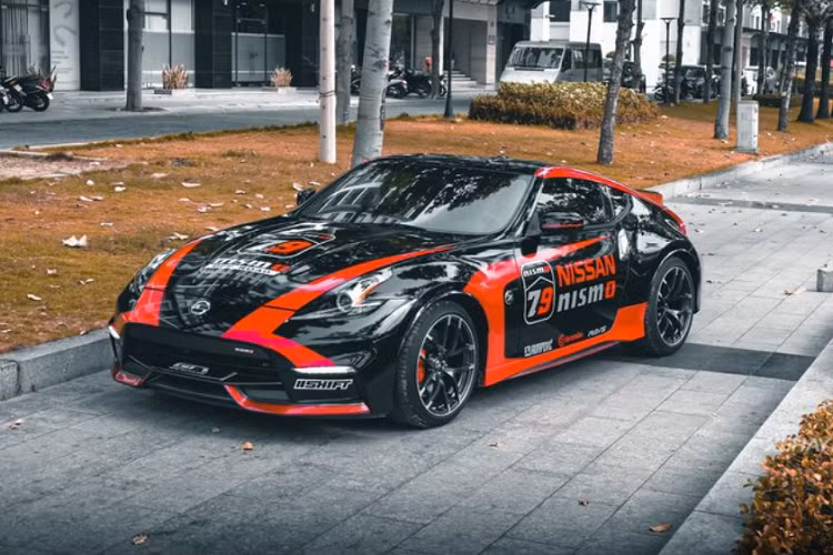 Được nhập khẩu về Việt Nam bởi một công ty tư nhân vào năm 2015, Nissan 370Z Nismo đầu tiên của nước ta sỡ hữu màu trắng ngọc trai nguyên bản kèm một số chi tiết nhận diện Nismo được sơn đỏ như cản trước. lườn xe và cảng sau.