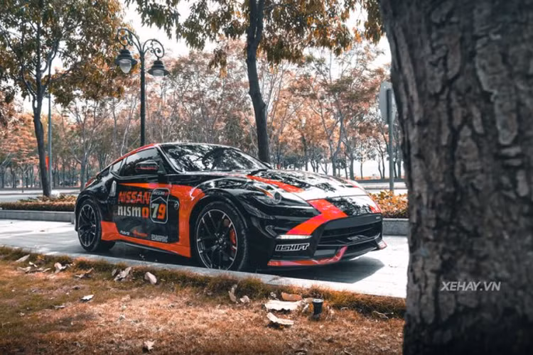 Chiếc Nissan 370Z Nismo này vẫn dùng bộ mâm 5 chấu kép như ban đầu, đi cùng cùm phanh Brembo hiệu năng cao được sơn đỏ. Vì ít đi nên xe còn rất mới.